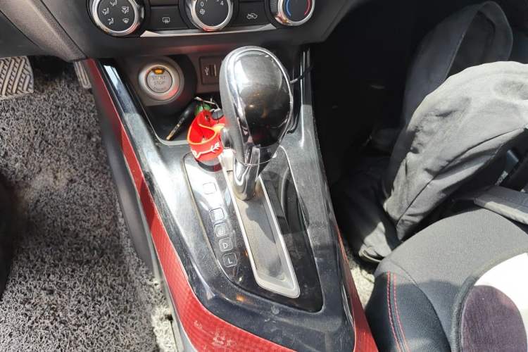 Used Nissan Lannia 2016 1.6L CVT Smart Cool Edition Gear Lever