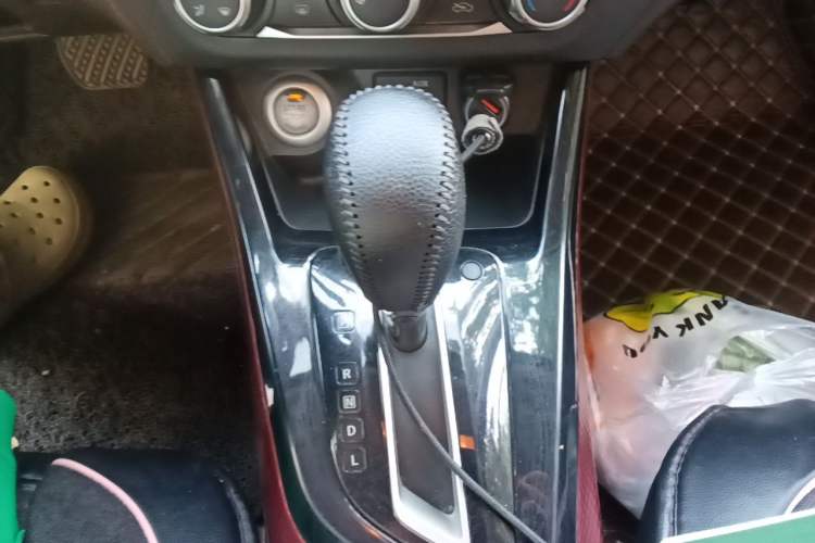 Used Nissan Lannia 2016 1.6L CVT Smart Cool Edition Gear Lever