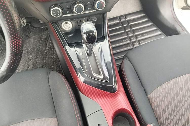 Used Nissan Lannia 2016 1.6L CVT Smart Cool Edition Gear Lever