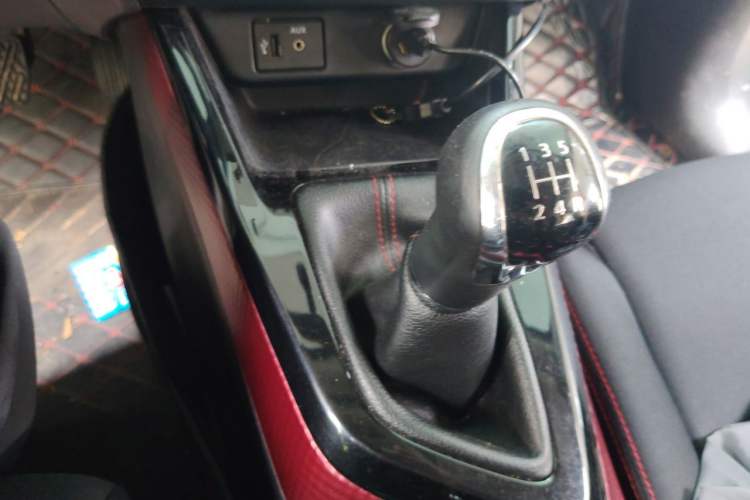 Used Nissan Lannia 2016 1.6L Manual Cool Edition Gear Lever