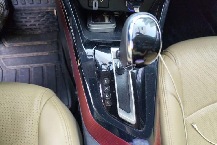 Used Nissan Lannia 2016 1.6L CVT Cool Edition Gear Lever