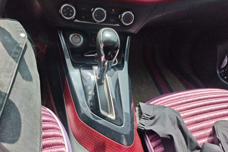 Used Nissan Lannia 2016 1.6L CVT Smart Cool Edition Gear Lever