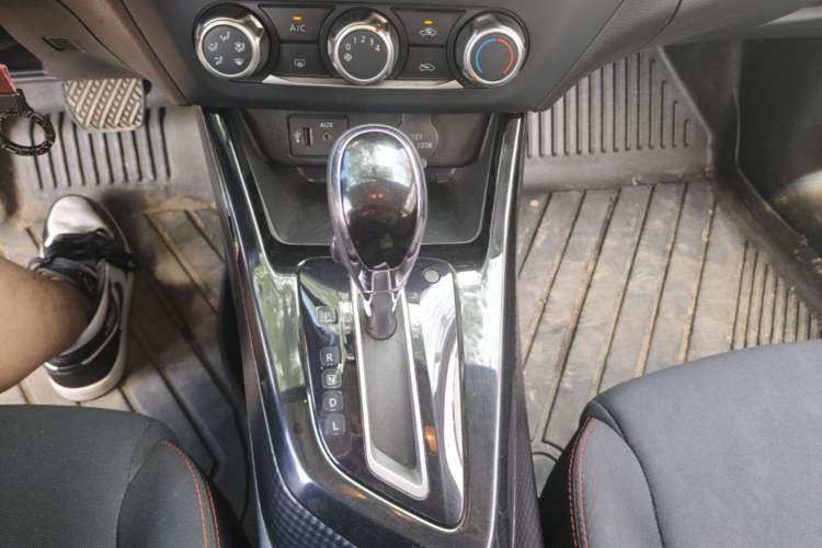 Used Nissan Lannia 2016 1.6L CVT Cool Edition Gear Lever