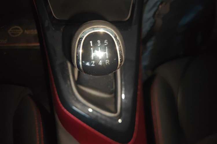 Used Nissan Lannia 2016 1.6L Manual Cool Edition Gear Lever