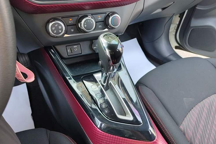 Used Nissan Lannia 2016 1.6L CVT Cool Edition Gear Lever