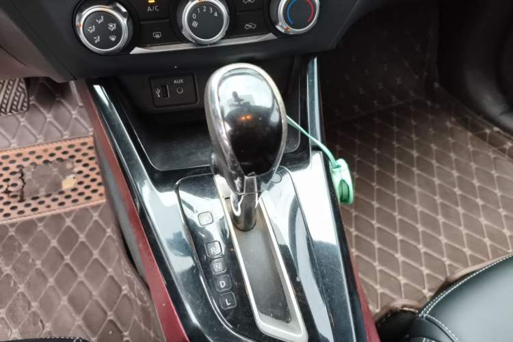 Used Nissan Lannia 2016 1.6L CVT Cool Edition Gear Lever