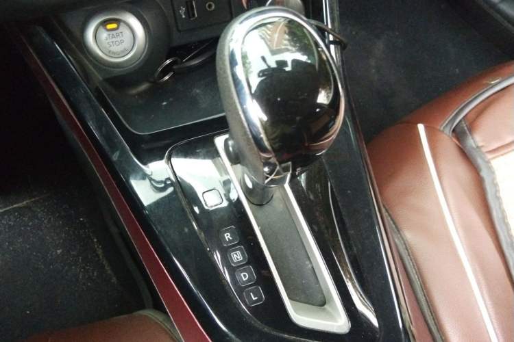 Used Nissan Lannia 2016 1.6L CVT Smart Cool Edition Gear Lever
