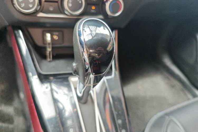 Used Nissan Lannia 2016 1.6L CVT Cool Edition Gear Lever