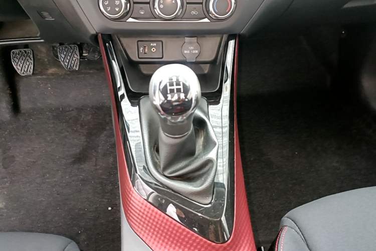 Used Nissan Lannia 2016 1.6L Manual Cool Edition Gear Lever