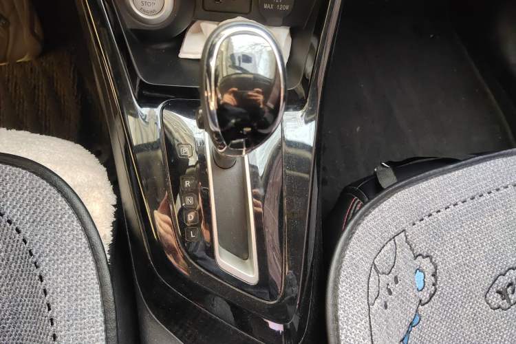 Used Nissan Lannia 2016 1.6L CVT Smart Cool Edition Gear Lever