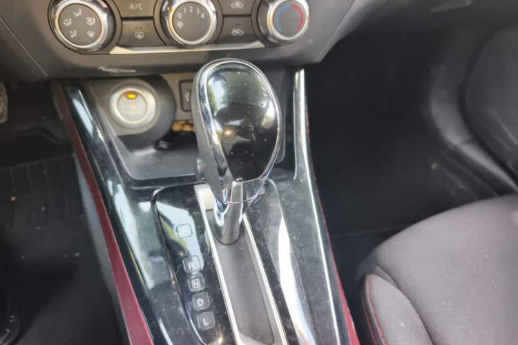 Used Nissan Lannia 2016 1.6L CVT Smart Cool Edition Gear Lever