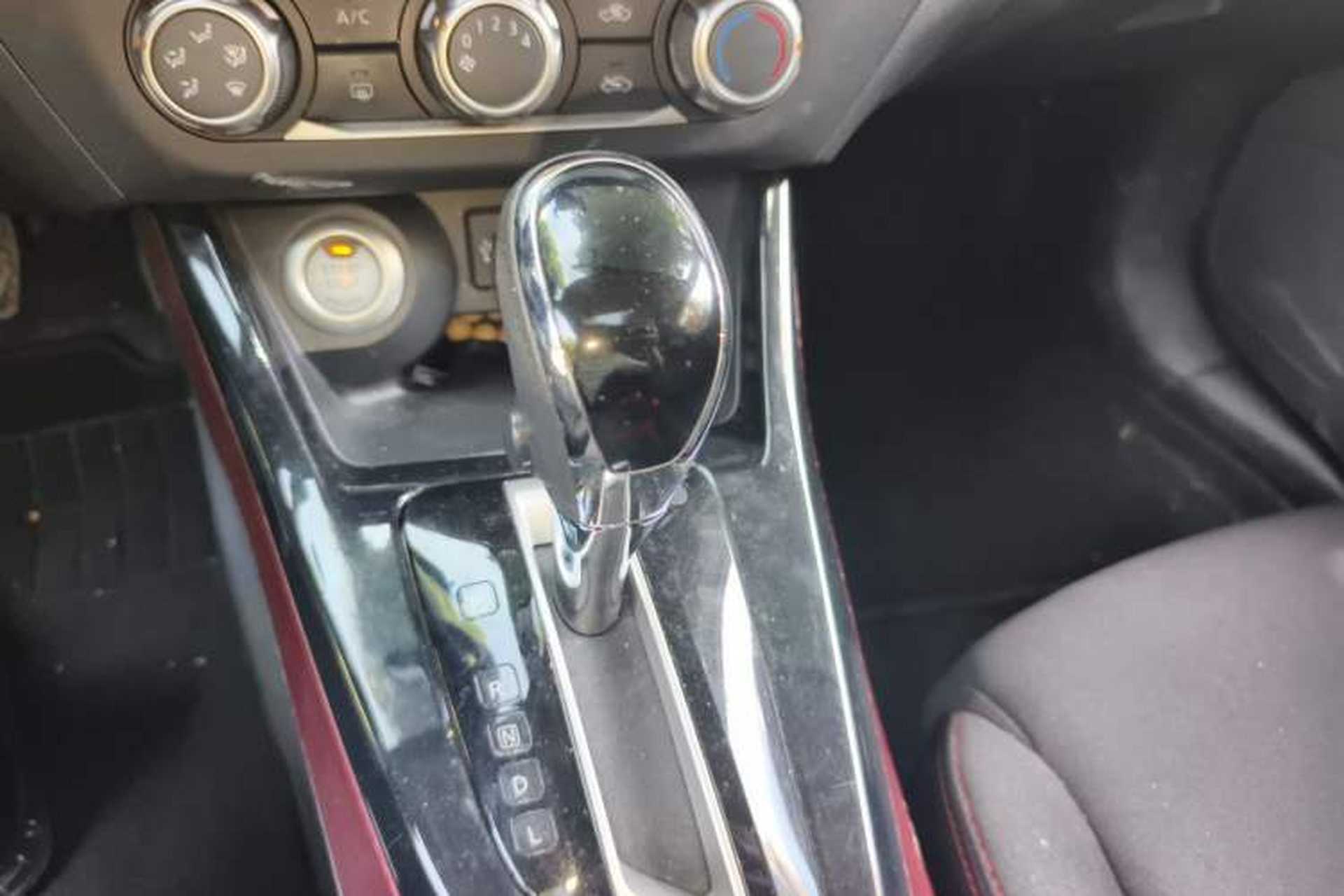 Used Nissan Lannia 2016 1.6L CVT Smart Cool Edition Gear Lever