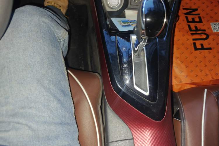 Used Nissan Lannia 2016 1.6L CVT Smart Cool Edition Gear Lever