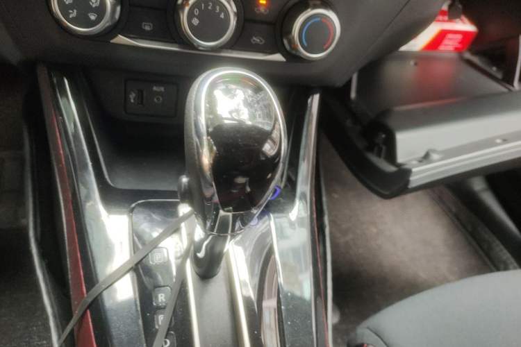 Used Nissan Lannia 2016 1.6L CVT Cool Edition Gear Lever