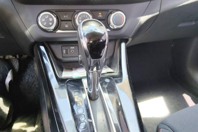 Used Nissan Lannia 2016 1.6L CVT Cool Edition Gear Lever