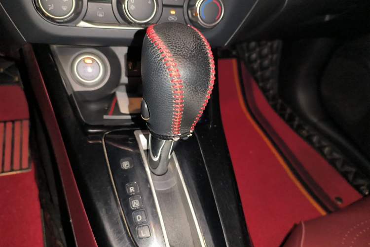Used Nissan Lannia 2016 1.6L CVT Smart Cool Edition Gear Lever