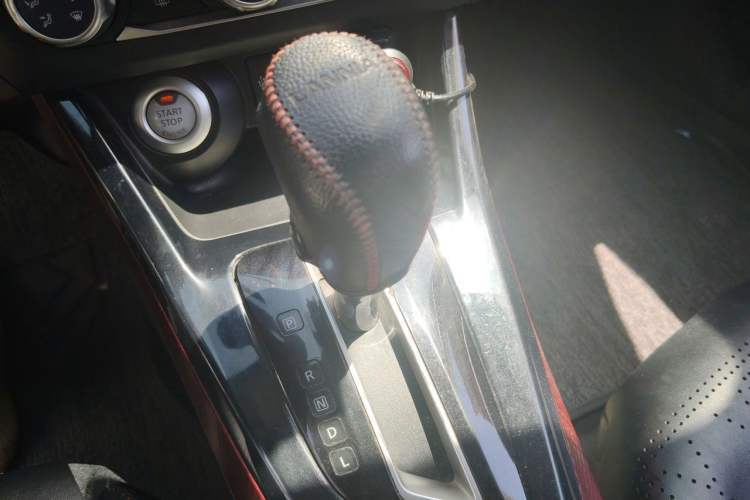 Used Nissan Lannia 2016 1.6L CVT Smart Cool Edition Gear Lever