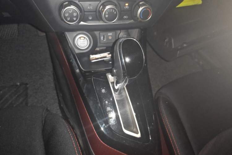 Used Nissan Lannia 2016 1.6L CVT Smart Cool Edition Gear Lever