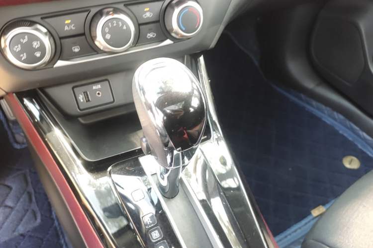 Used Nissan Lannia 2016 1.6L CVT Cool Edition Gear Lever