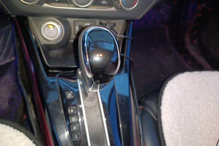 Used Nissan Lannia 2016 1.6L CVT Smart Cool Edition Gear Lever