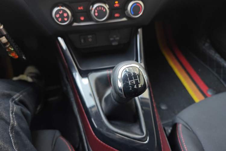 Used Nissan Lannia 2016 1.6L Manual Cool Edition Gear Lever