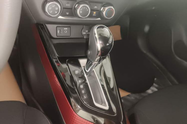 Used Nissan Lannia 2016 1.6L CVT Cool Edition Gear Lever