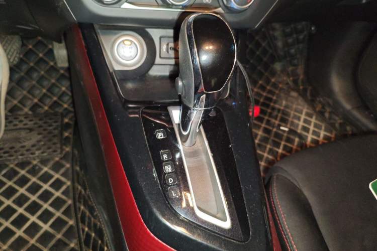Used Nissan Lannia 2016 1.6L CVT Smart Cool Edition Gear Lever