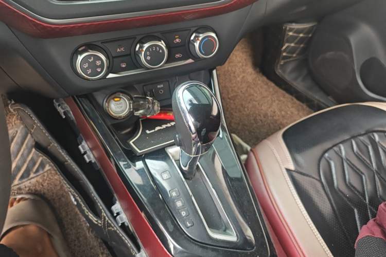 Used Nissan Lannia 2016 1.6L CVT Smart Cool Edition Gear Lever