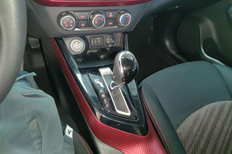Used Nissan Lannia 2016 1.6L CVT Smart Cool Edition Gear Lever