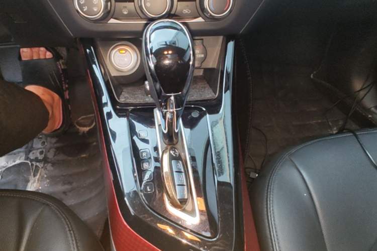 Used Nissan Lannia 2016 1.6L CVT Smart Cool Edition Gear Lever