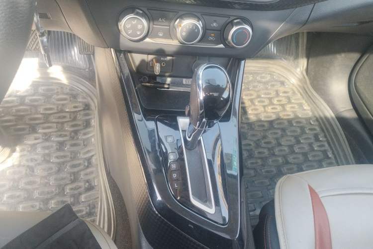 Used Nissan Lannia 2016 1.6L CVT Cool Edition Gear Lever