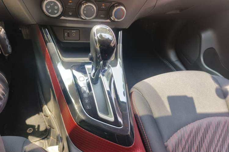 Used Nissan Lannia 2016 1.6L CVT Cool Edition Gear Lever