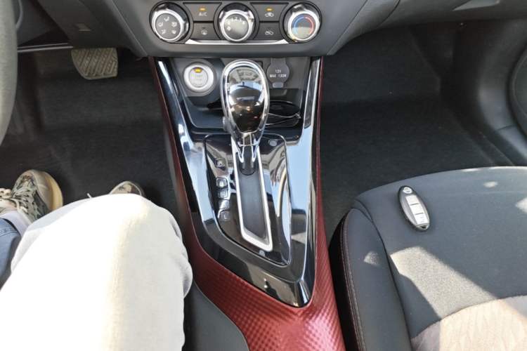 Used Nissan Lannia 2016 1.6L CVT Smart Cool Edition Gear Lever