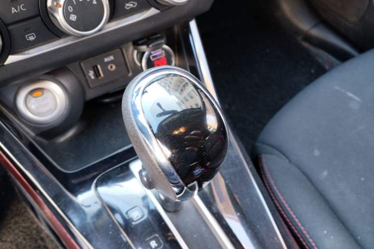 Used Nissan Lannia 2016 1.6L CVT Smart Cool Edition Gear Lever