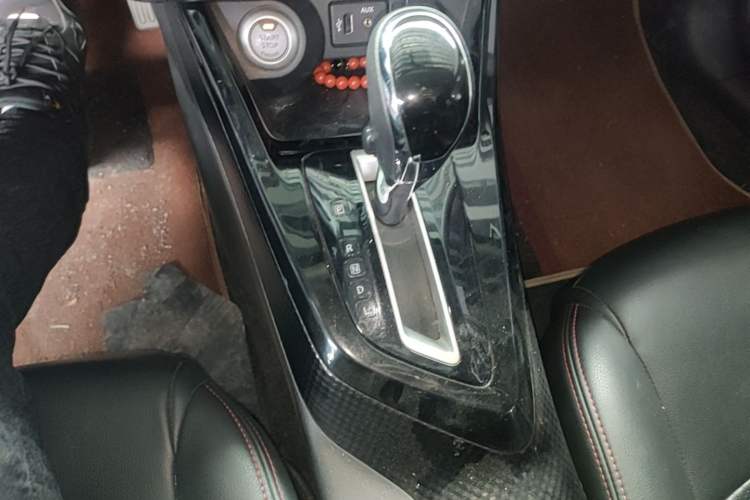 Used Nissan Lannia 2016 1.6L CVT Smart Cool Edition Gear Lever