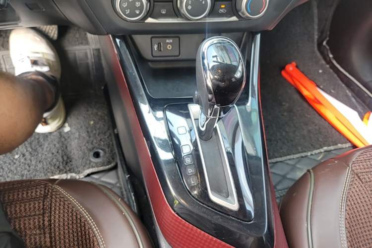 Used Nissan Lannia 2016 1.6L CVT Cool Edition Gear Lever