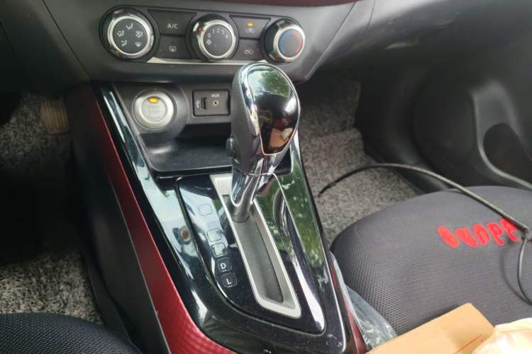 Used Nissan Lannia 2016 1.6L CVT Smart Cool Edition Gear Lever