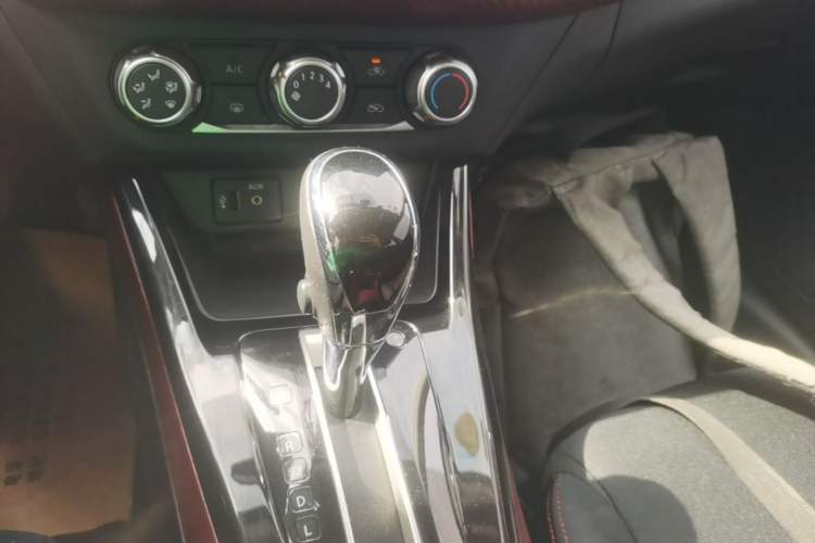 Used Nissan Lannia 2016 1.6L CVT Cool Edition Gear Lever