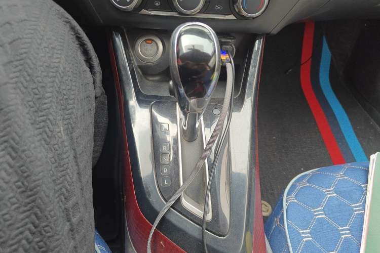 Used Nissan Lannia 2016 1.6L CVT Smart Cool Edition Gear Lever