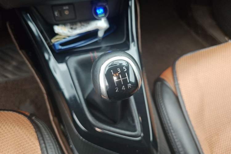Used Nissan Lannia 2016 1.6L Manual Fashion Edition Gear Lever