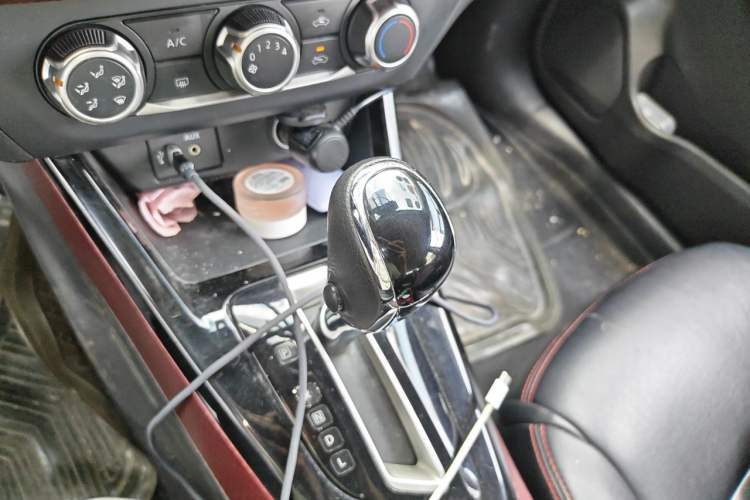 Used Nissan Lannia 2016 1.6L CVT Cool Edition Gear Lever