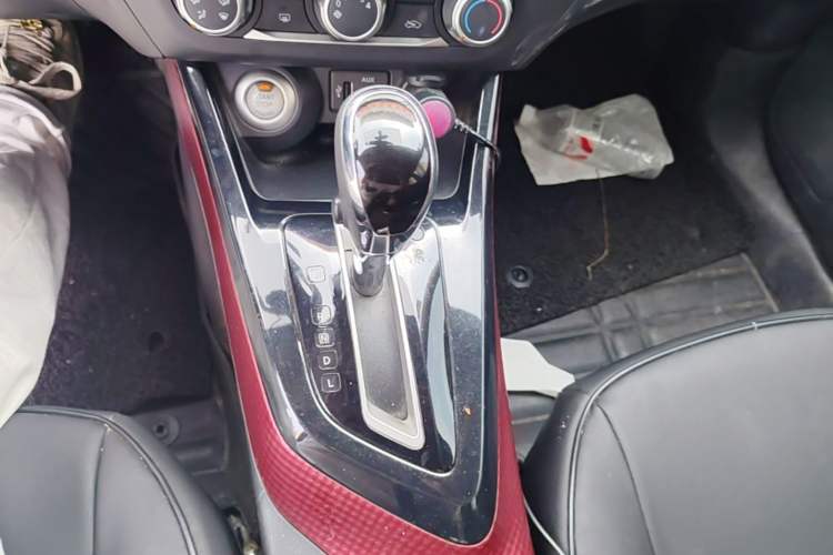 Used Nissan Lannia 2016 1.6L CVT Smart Cool Edition Gear Lever