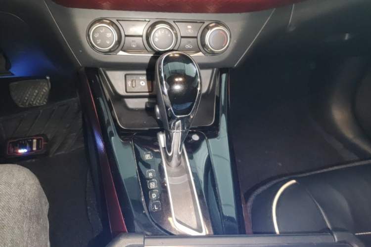 Used Nissan Lannia 2016 1.6L CVT Cool Edition Gear Lever