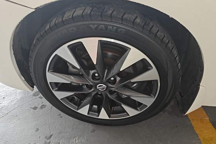 Used Nissan Lannia 2016 1.6L CVT Smart Cool Edition Left Front Wheel Hub