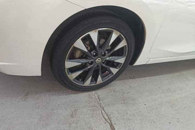 Used Nissan Lannia 2016 1.6L CVT Smart Cool Edition Left Front Wheel Hub