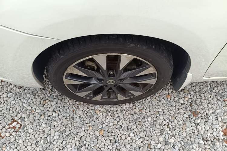 Used Nissan Lannia 2016 1.6L CVT Smart Cool Edition Left Front Wheel Hub