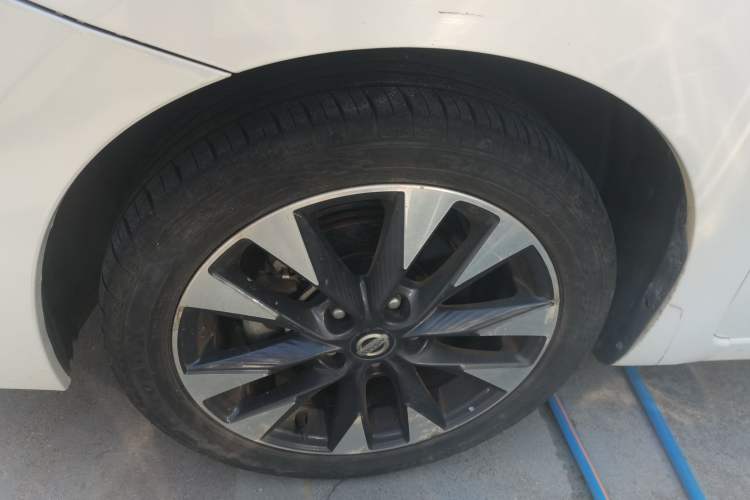 Used Nissan Lannia 2016 1.6L CVT Smart Cool Edition Left Front Wheel Hub