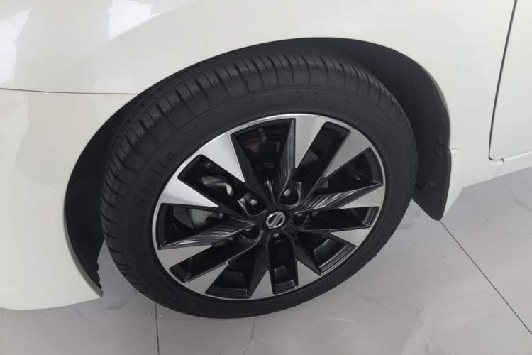 Used Nissan Lannia 2016 1.6L CVT Smart Cool Edition Left Front Wheel Hub
