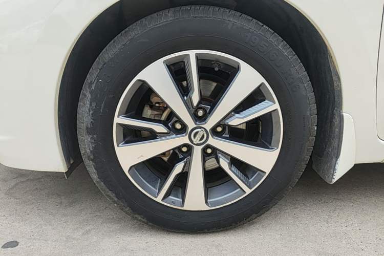 Used Nissan Lannia 2016 1.6L Manual Cool Edition Left Front Wheel Hub