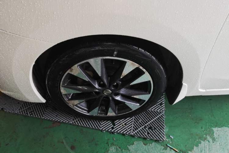 Used Nissan Lannia 2016 1.6L CVT Smart Cool Edition Left Front Wheel Hub